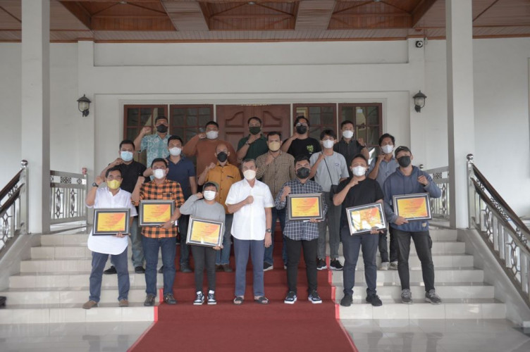 Bentuk Dukungan Nyata, Ketua DPD Golkar Riau Serahkan Hadiah Langsung dan Berikan Bonus pada Pemenang Lomba Video Kreatif